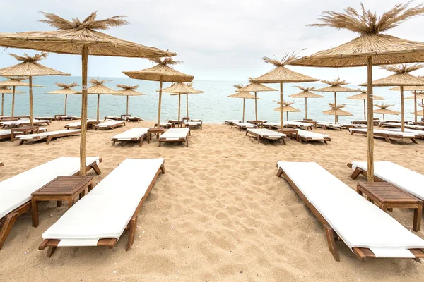 Guarda-chuvas de palha na praia ensolarada na Bulgária — Fotografia de Stock