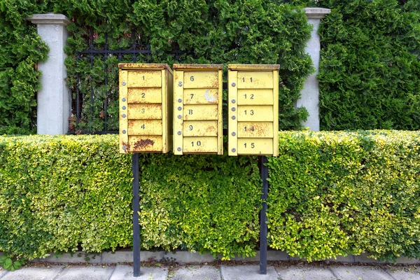 Boîtes aux lettres dans la rue — Photo