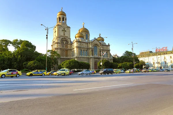 Katedrála Nanebevzetí Panny Marie v Varna, Bulharsko. — Stock fotografie