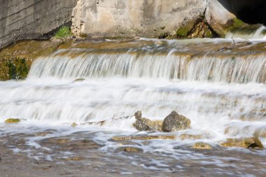 bir parkta küçük şelale