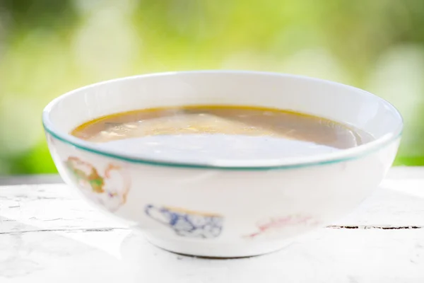 Sopa de pepinillo en un tazón blanco — Foto de Stock