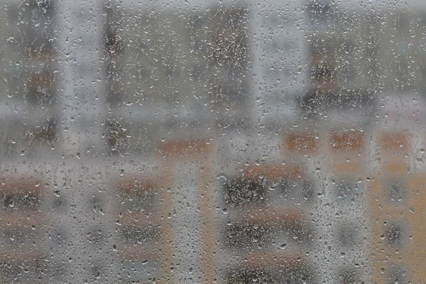 Gotas de lluvia en el cristal de una ventana — Foto de Stock