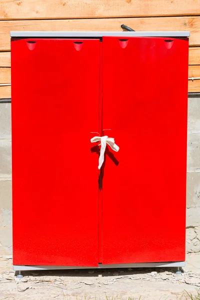 Armário técnico vermelho na rua — Fotografia de Stock