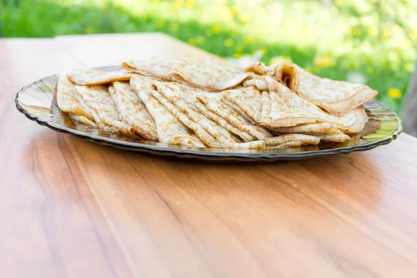 Pannkakor till en platta av glas — Stockfoto