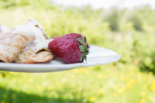 Panqueques con fresas y crema — Foto de Stock