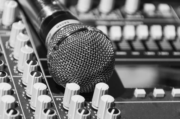 Mixer och en mikrofon — Stockfoto
