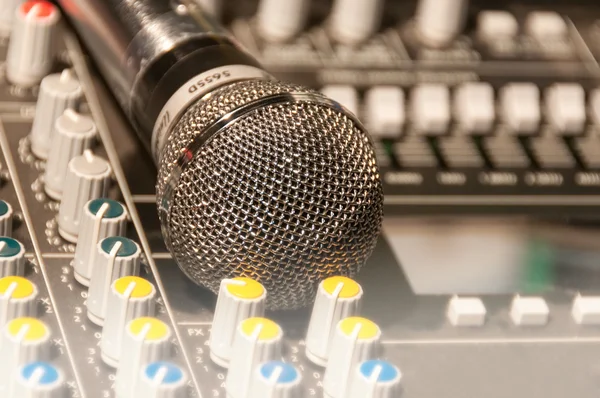 Mixer och en mikrofon — Stockfoto