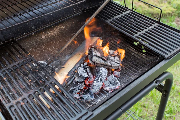 Вогонь на грилі барбекю — стокове фото