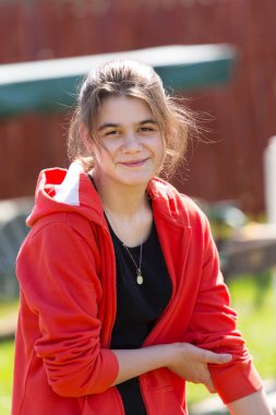 Kameraya bakarak genç