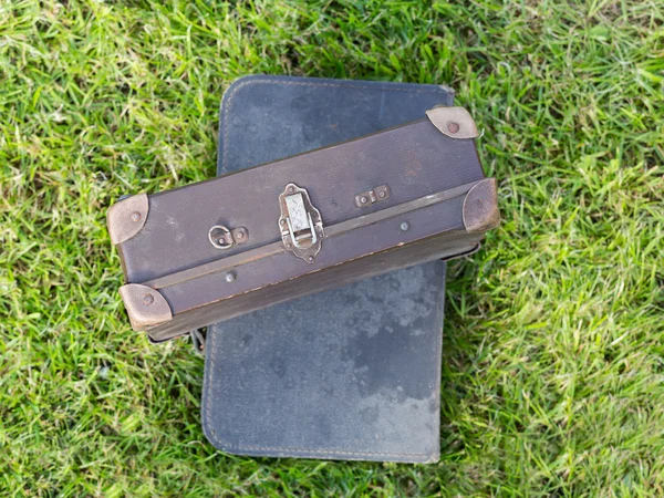 Zwei alte Koffer auf Gras — Stockfoto