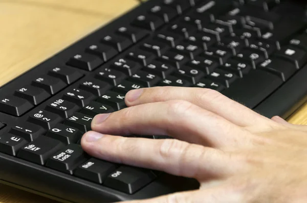 Мужчина нажимает на клавиатуру — стоковое фото