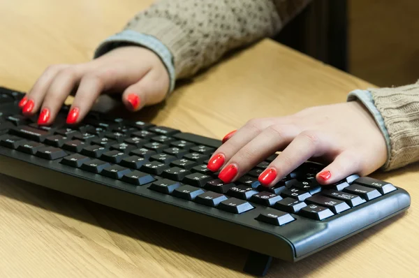 Mani femminili digitando — Foto Stock