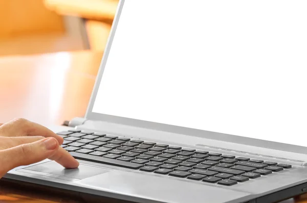 Крупный план рук человека на ноутбуке — стоковое фото