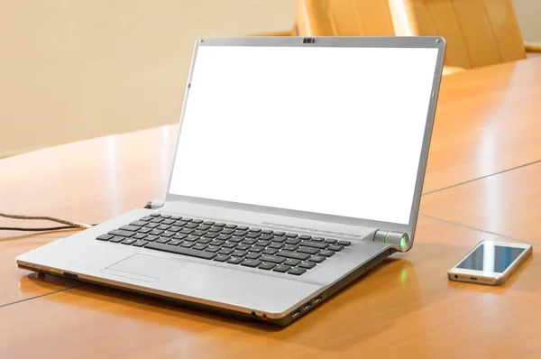 Laptop op een tafel — Stockfoto