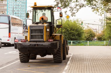 Traktör ayakta yanında bir metro Schukinskaya