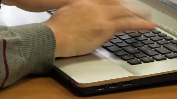 Hombre manos escribiendo en un ordenador — Vídeo de stock