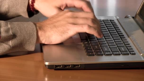 Mann tippt mit der Hand am Computer — Stockvideo