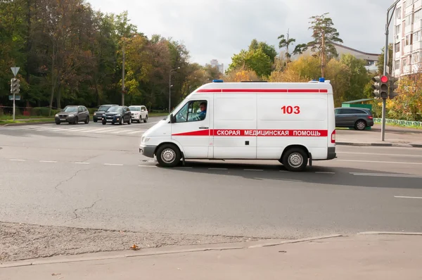 MOSCÚ, RUSIA - 1 de octubre de 2015: Ambulancia — Foto de Stock