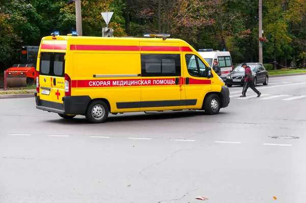 MOSCOW, RÚSSIA - 1 de outubro de 2015: Ambulância — Fotografia de Stock