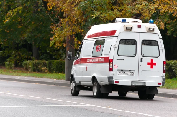 MOSCÚ, RUSIA - 1 de octubre de 2015: Ambulancia — Foto de Stock