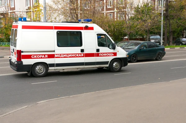 MOSCOW, RÚSSIA - 1 de outubro de 2015: Ambulância — Fotografia de Stock