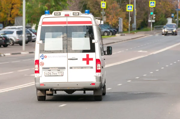 MOSCÚ, RUSIA - 1 de octubre de 2015: Ambulancia Fotos de stock libres de derechos
