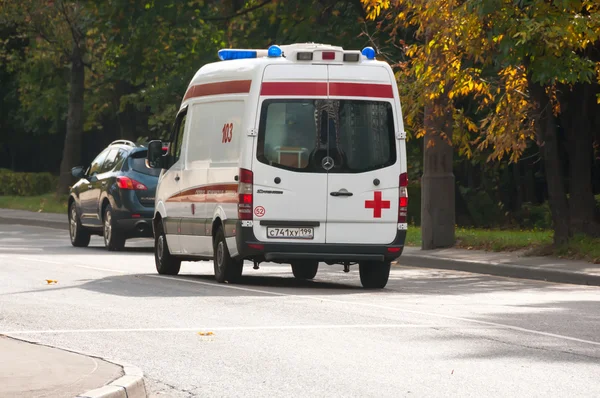 MOSCÚ, RUSIA - 1 de octubre de 2015: Ambulancia Imágenes de stock libres de derechos