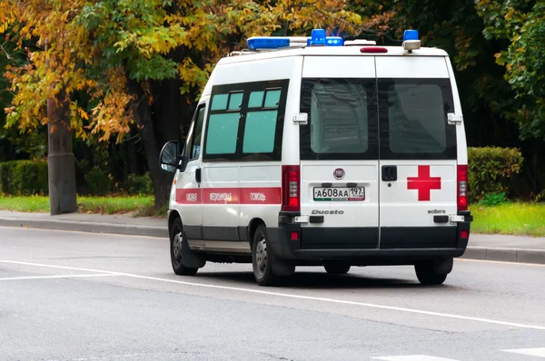 MOSCÚ, RUSIA - 1 de octubre de 2015: Ambulancia Imágenes de stock libres de derechos