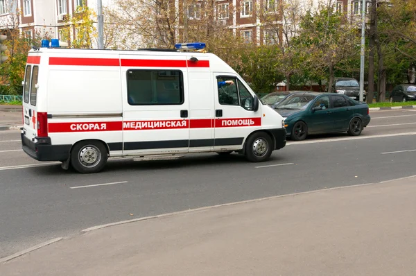 MOSCÚ, RUSIA - 1 de octubre de 2015: Ambulancia Imagen de archivo