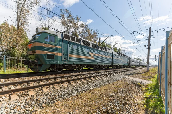 Moscow, Russia - August 28, 2015:  Passenger train rushes — Stock Photo, Image