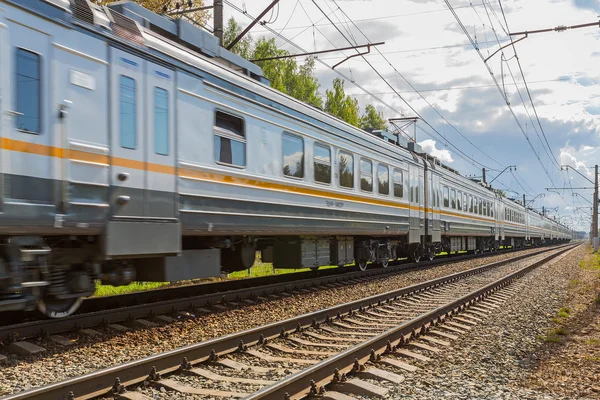 Moscú, Rusia - 28 de agosto de 2015: Los trenes de pasajeros se precipitan Imagen de stock