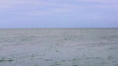 dalgalar ve gökyüzü