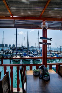 Akko Acre / İsrail - 29 Temmuz 2020: Antik Acre 'nin tarihi limanı, bugün Akko, İsrail