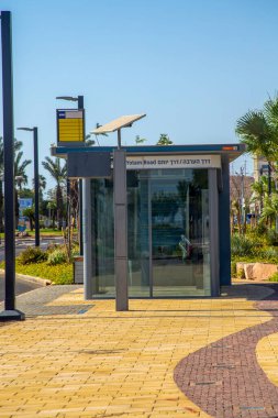 Eilat, İsrail - 23 Ekim 2020: Dezenfeksiyon için özel ultraviyole lambalarla donatılmış, klima ve dezenfeksiyonla dolu otobüs durağı.