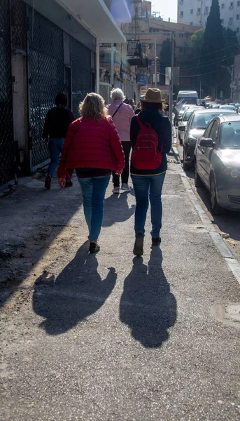 People Walk Street Walk Backs Viewer — Stock Photo, Image