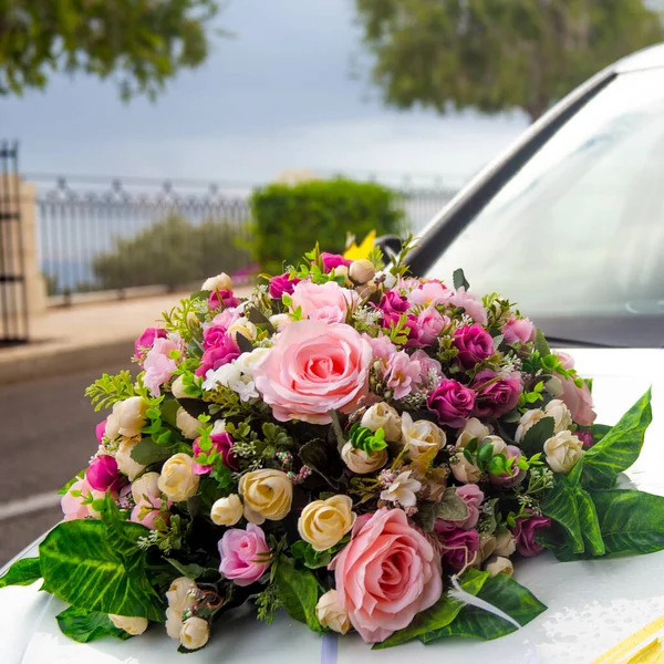 Весільна Квіткова Прикраса Рожевих Троянд Інших Квітів Білому Автомобілі — стокове фото