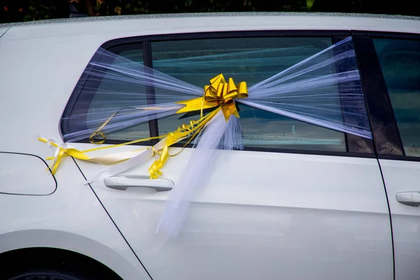 Весільна Прикраса Дверях Білої Машини Дощовий День — стокове фото