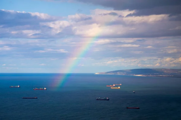 彩虹掠过大海和船只 海法湾 以色列 — 图库照片