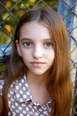 Üzgün kız ağın yanında duruyor.