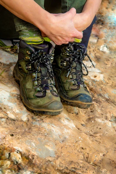 Benen Uitgeputte Soortgelijke Schoenen Armen Een Stenen Oppervlak Met Ruimte — Stockfoto