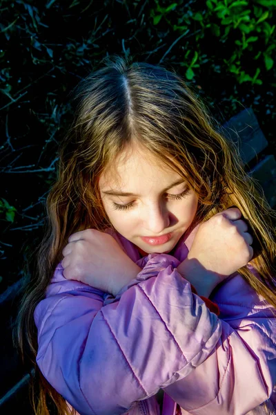 Tiener Meisje Een Paars Jasje Verdedigt Met Handen — Stockfoto