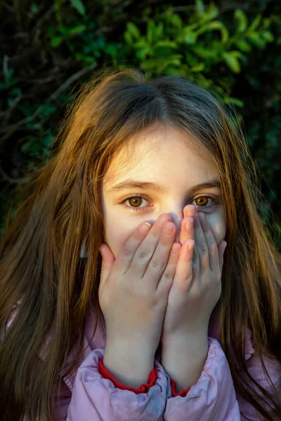 Tienermeisje Met Lang Haar Houdt Haar Vingers Voor Haar Mond — Stockfoto