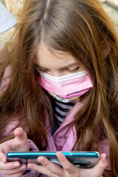 Teenage Girl Pink Jacket Pink Medical Mask Sees Green Smartphone — Stock Photo, Image