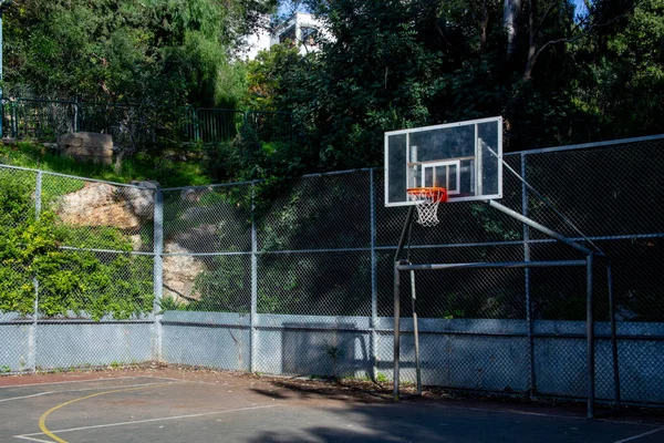 Güneşli Bir Günde Açık Şehir Basketbol Sahası — Stok fotoğraf