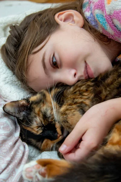 Девочка Подросток Пижаме Спит Подушке Домашней Кошкой — стоковое фото
