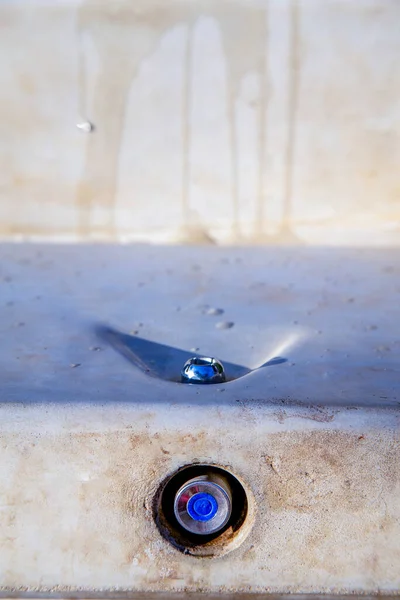 Ένα Κουμπί Ένα Σιντριβάνι Έξω Για Πίνουν Νερό Στη Ζέστη — Φωτογραφία Αρχείου