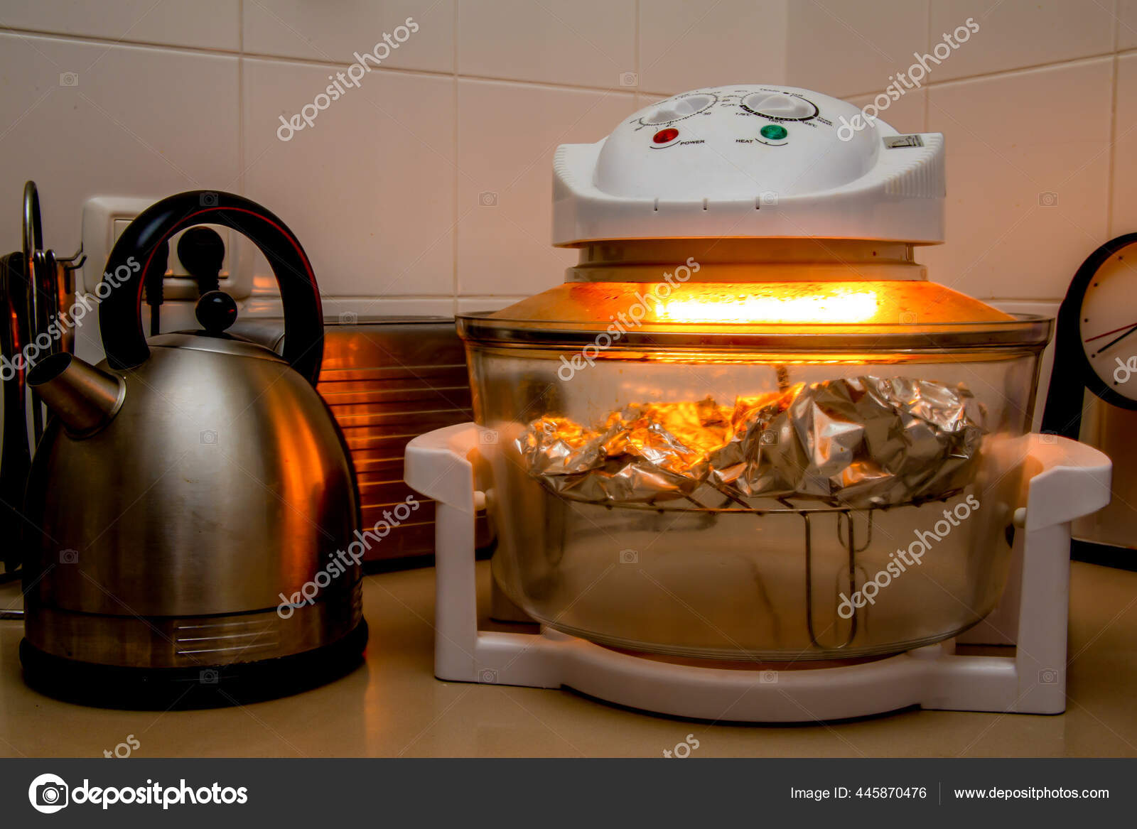 Teleurgesteld Kostuum Kleverig Airfryer Device Action Ordinary Kitchen City Apartment Cooking Really  Healthy Stock Photo by ©Kiyechka 445870476