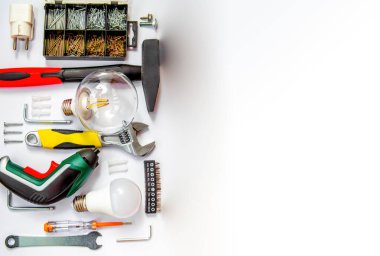 Arkaplan - beyaz arkaplan üzerindeki elektrikli araç ve ekipmanların üst görünümü, metin için alan, kopyalamak için alan