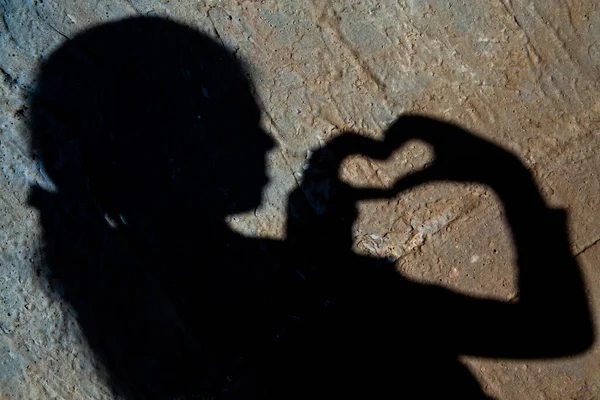 Silhouette Una Ragazza Adolescente Che Mostra Cuore Con Palme Primo — Foto Stock