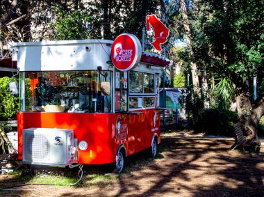 İsrail, Hayfa - 01 Şubat 2021: İsrail 'in Hayfa kentindeki Bahai Garden yakınlarındaki Louis Promenade' deki patikanın yanındaki parkta küçük mobil kafe